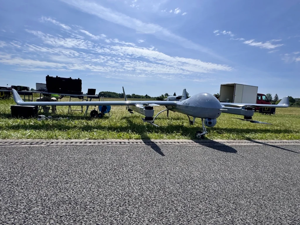 Aeronave no tripulada ZEUS VTOL-CTOL sobre el cesped.