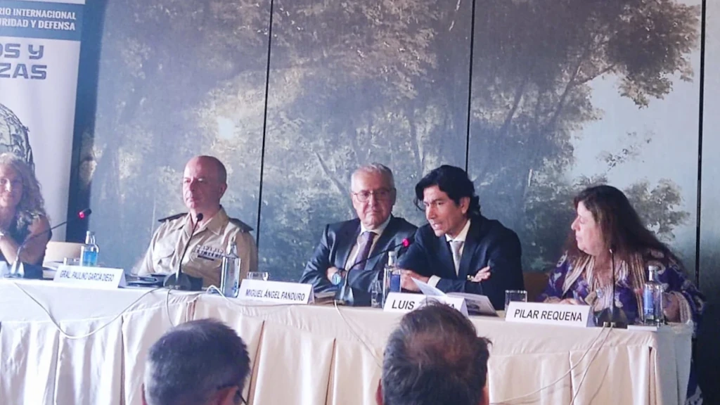 Foto de la mesa en la que participó Luis Zapata, presidente de EKOLOT Aerospace and Defense (EAD) en la sesión “La guerra, aceleradora de nuevas tecnologías. IA, drones y espacio” de la XXXVIII edición del Seminario Internacional sobre Seguridad y Defensa, titulada ‘Aliados y amenazas’